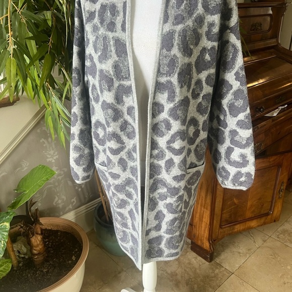 Gentle Fawn ladies cardigan NWOT size small, long sleeve gray print - Picture 10 of 13
